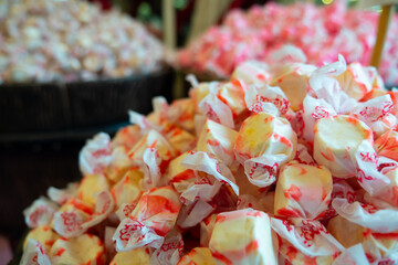 Bonbons sel de mer, salt water taffy, jaune, yellow, horizontal