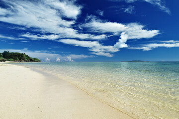 沖縄県西表島上原港近くのビーチとそこから見える鳩間島