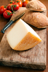 Fetta di pecorino sardo con pane e pomodori freschi, cibo italiano 
