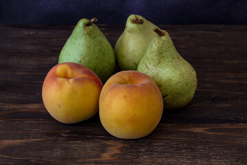 木製テーブルに置いた黄桃と洋梨