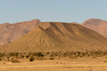 Fototapeta na wymiar Marocco, paesaggio predesertico del Medio Atlante. Regione di Sousse Massa