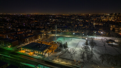 Vue Nocturne sur un parc avec une Tour radio à Montréal 