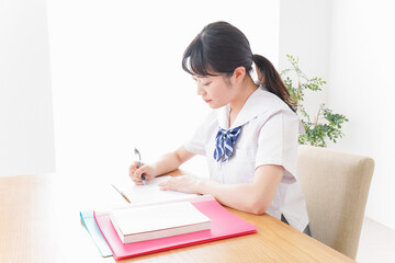 笑顔で勉強をする若い学生