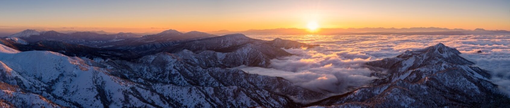 長野県・山ノ内町 冬の横手山から望む雲海と夕景 パノラマ