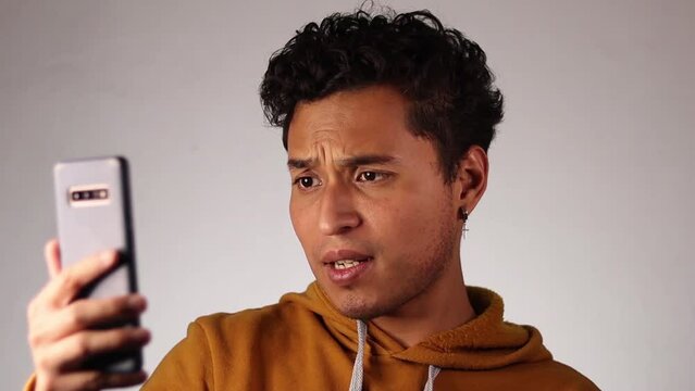 Joven conversando en videollamada por su tel&eacute;fono inteligente