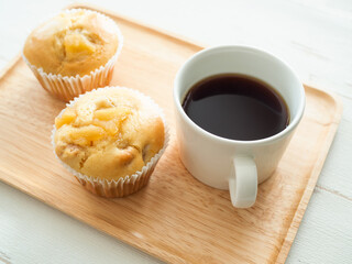 トレイの上のアップルマフィンとホットコーヒー