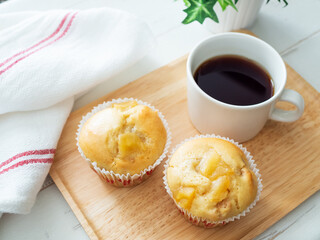 トレイの上のアップルマフィンとホットコーヒー