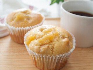 トレイの上のアップルマフィンとホットコーヒー