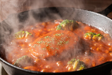 湯気が立つシズル感のある煮込みハンバーグ