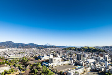 Fototapeta na wymiar 静岡市市街地の街並みと冬の富士山