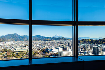 静岡市の街並みと富士山を眺める静岡県庁の展望フロア

