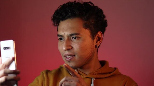 Joven conversando en videollamada por su tel&eacute;fono inteligente