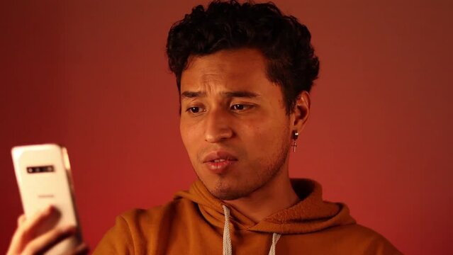 Joven conversando en videollamada por su tel&eacute;fono inteligente