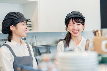 仲良く働くカフェスタッフ