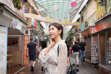 Fototapeta na wymiar Woman traveling in Chinatown at Singapore city.