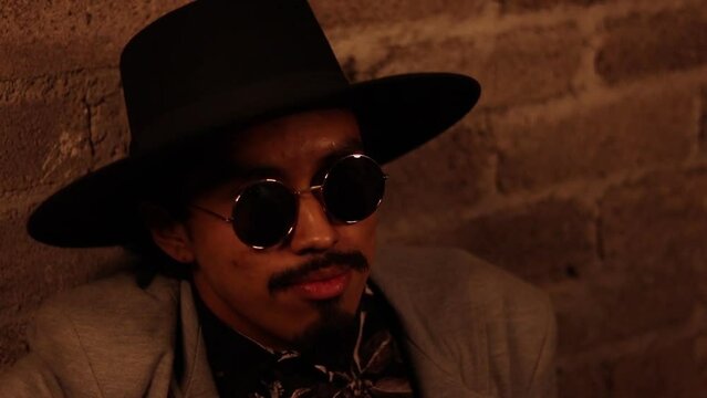 Joven cantante cantando en la calle de su colonia en la noche