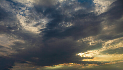 cielo nublado con colores dramáticos con nubes densas
