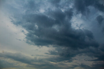 cielo nublado con colores dramáticos con nubes densas