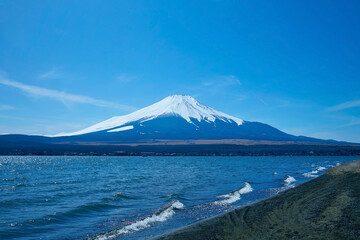 Mount Fuji-Fuji seen from the shores of Lake Yamanaka on a sunny spring day.Lake Yamanaka is located in Yamanashi Prefecture, Japan.
山中湖畔から眺める富士山。
