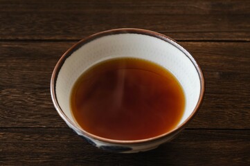温かい醤油味のスープ