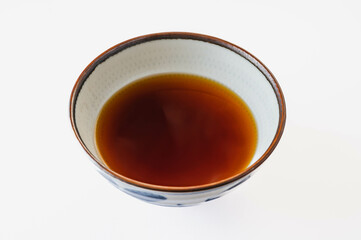 白い背景に温かい醤油味のスープ
