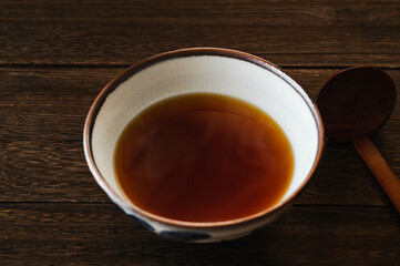 温かい醤油味のスープ