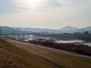 霞んだ大和川沿いの風景