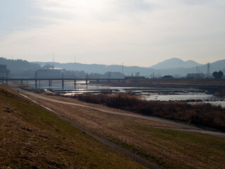 霞んだ大和川沿いの風景