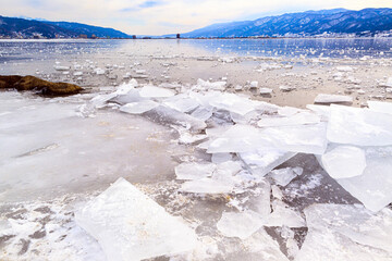 諏訪湖の御神渡りで割れた氷の堆積