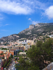 Fototapeta premium モナコ 旧市街から見える山と街並み
