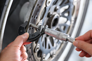 バイクのディスクブレーキの点検イメージ