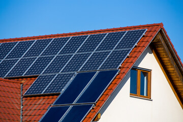 Wohnhaus mit Photovoltaikanlage und Solarthermie für Heizung und Warmwasser