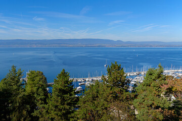 Fototapeta na wymiar Vue sur le lac Léman depuis les hauteurs de la ville de Thonon-les-Bains en Haute-Savoie