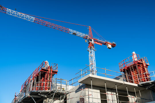Construction de logement r&eacute;sidentiels. Coulage de b&eacute;ton dans des banches  &agrave; b&eacute;tion &agrave; l'aide d'une grue