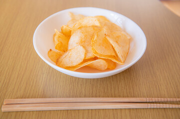 箸でポテトチップス