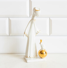 Vintage porcelain figurine - Princess and the frog tale © Menta