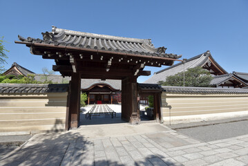 Naklejka premium 新緑の東寺 本坊と庫裏の表門 京都市南区