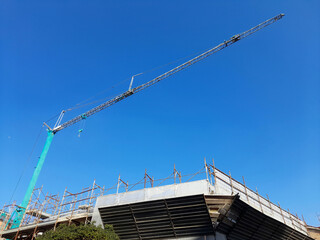 Gru nel cantiere edile in una giornata invernale