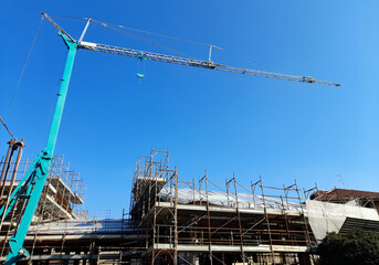 Gru nel cantiere edile in una giornata invernale