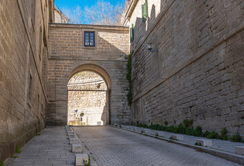 Una calle antigua en la villa de San Lorenzo de El Escorial, España