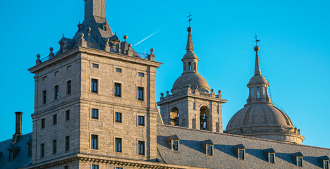 Fototapeta premium Detalle torre, campanario y cimborrio del real monasterio de San Lorenzo de El Escorial, siglo XVI, España
