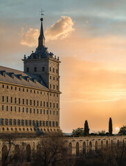 Fotografía vertical a la torre sur del real monasterio de San Lorenzo de El Escorial al amanecer,...