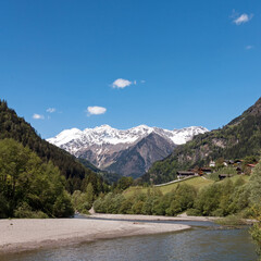 Blick auf die malerisch am Fluss Passer gelegene Ortschaft Gomion im Passeiertal in den Südtiroler Alpen, Italien