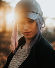 Mujer joven con gorra atardecer 