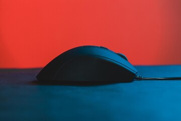 Computer Maus unter dramatischer Beleuchtung - obrazy, fototapety, plakaty