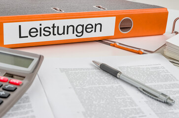 Aktenordner mit der Beschriftung Leistungen