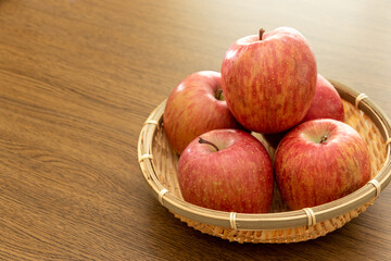 木製のテーブルに置かれたリンゴ