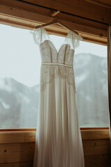 Hochzeitskleid am Fenster in Österreich