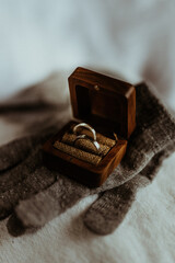 Hochzeitsringe in Holzbox