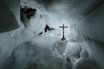 Kreuz in einer Eishöhle
